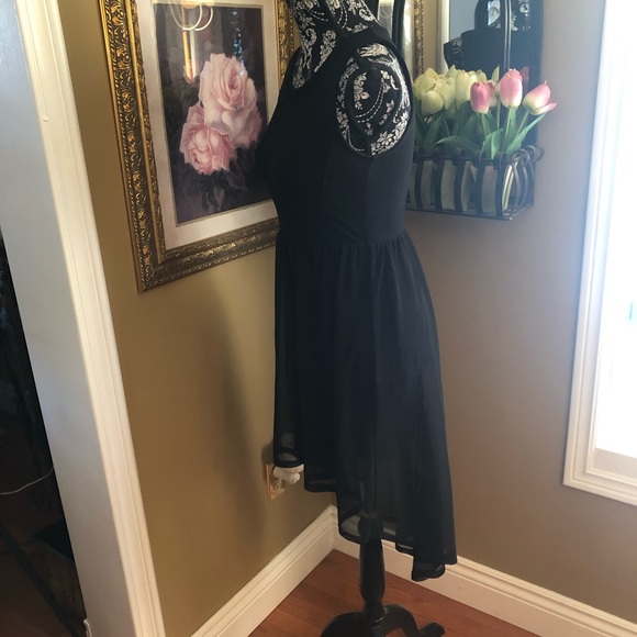 Divided | 4 - Picture 3 of 4